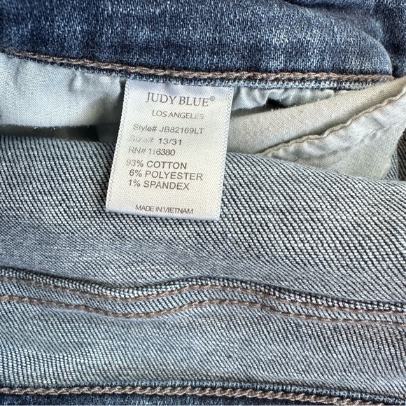 Judy Blue 13/31 Distressed Boyfriend Jeans Stretch Mid-Rise Crop - Picture 4 of 4